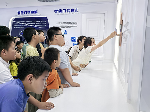 30余個家庭同上網絡安全課.jpg 30余個家庭同上網絡安全課.jpg