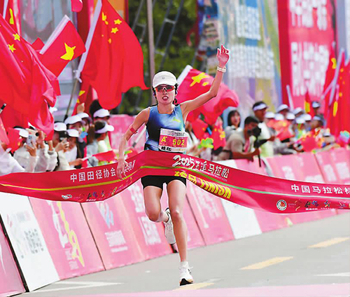 兩萬跑者與玉溪的“雙向奔赴”2.jpg 兩萬跑者與玉溪的“雙向奔赴”2.jpg