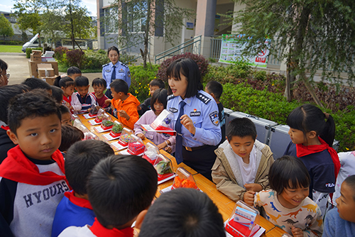 禁毒宣傳進(jìn)校園.jpg 禁毒宣傳進(jìn)校園.jpg