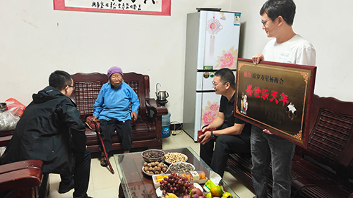 慰問百歲老人 送上美好祝福.jpg 慰問百歲老人 送上美好祝福.jpg