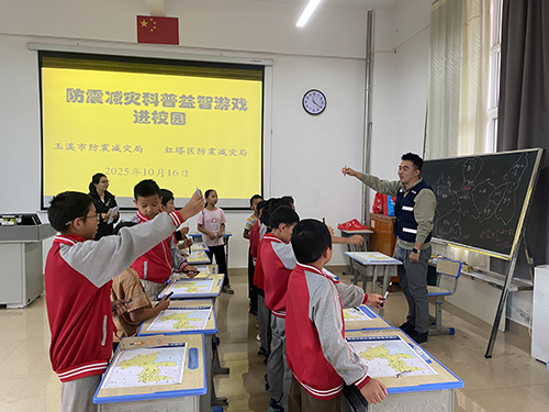 防震減災(zāi)主題宣傳進校園.jpg 防震減災(zāi)主題宣傳進校園.jpg