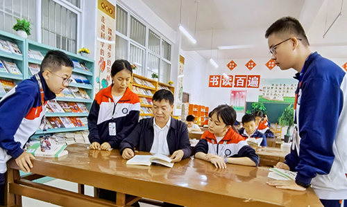 一顆丹心育桃李——記易門縣方屯中學黨總支副書記、校長楊培榮