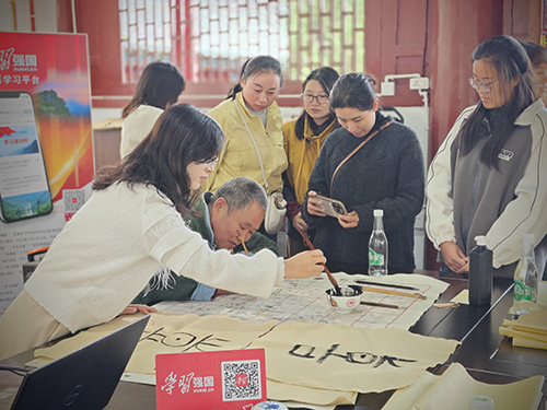 農(nóng)人研墨習(xí)書畫 鄉(xiāng)土文明潤精神.jpg