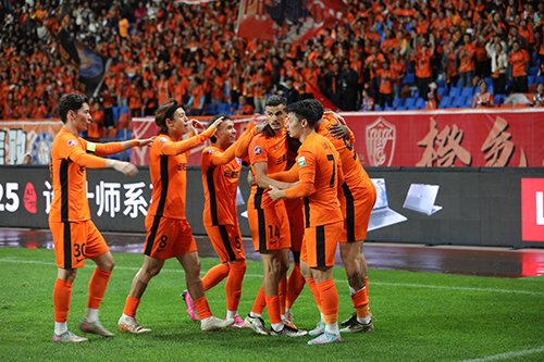 雨中激戰(zhàn)熱情不減 “高原主場(chǎng)”圓滿收官.jpg