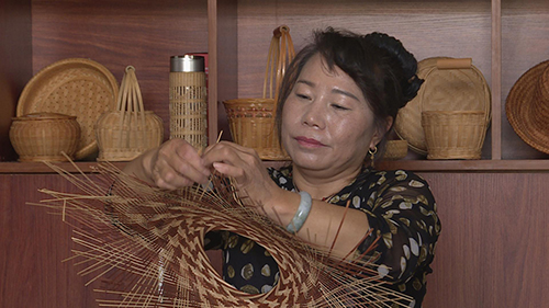 用竹篾“織夢”的人.jpg 用竹篾“織夢”的人.jpg