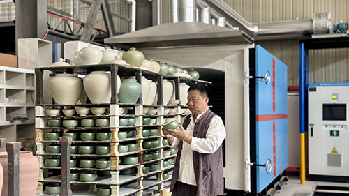 傳統(tǒng)釉色不褪色 新廠產能再升級.jpg 傳統(tǒng)釉色不褪色 新廠產能再升級.jpg
