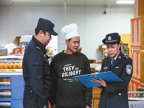 500扎根社區十一載她成了群眾最信賴的“大姐”.jpg 500扎根社區十一載她成了群眾最信賴的“大姐”.jpg