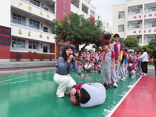 500開展防震減災(zāi)宣傳筑牢校園安全防線.jpg 500開展防震減災(zāi)宣傳筑牢校園安全防線.jpg