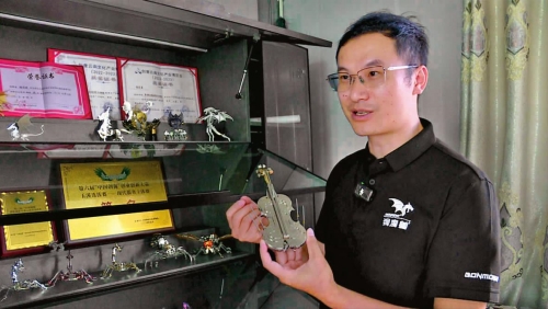 在冷冽金屬上書(shū)寫(xiě)“鋼魔獸”傳奇1.jpg 在冷冽金屬上書(shū)寫(xiě)“鋼魔獸”傳奇1.jpg