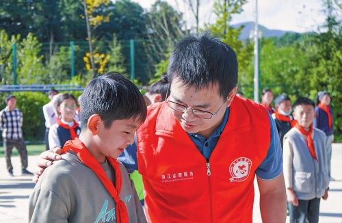 寒冬送暖活動走進東山村.jpg 寒冬送暖活動走進東山村.jpg