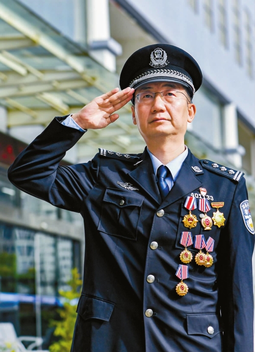 他與戰(zhàn)友26年來為國(guó)家和人民挽損2.7億元.jpg 他與戰(zhàn)友26年來為國(guó)家和人民挽損2.7億元.jpg