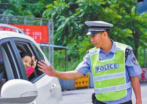 用智慧與擔(dān)當(dāng)守護(hù)平安.jpg 用智慧與擔(dān)當(dāng)守護(hù)平安.jpg