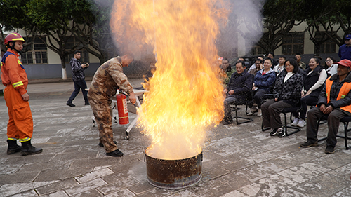 “院壩雙語課”筑牢農村消防安全防火墻.jpg “院壩雙語課”筑牢農村消防安全防火墻.jpg