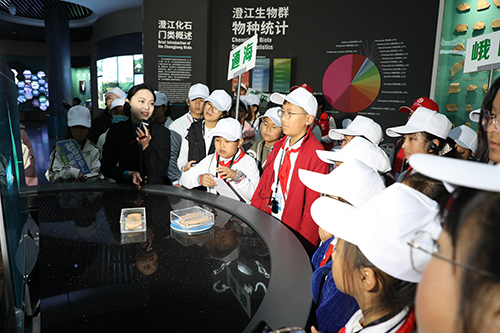 青春逐綠,共繪玉溪“山水長卷”2.jpg 青春逐綠,共繪玉溪“山水長卷”2.jpg