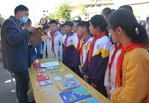 我市開展非法出版物宣傳教育暨集中銷毀活動.jpg 我市開展非法出版物宣傳教育暨集中銷毀活動.jpg