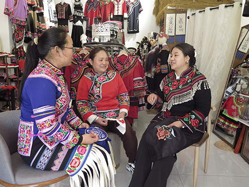 巧手繡古今絲線系鄉(xiāng)情.jpg 巧手繡古今絲線系鄉(xiāng)情.jpg