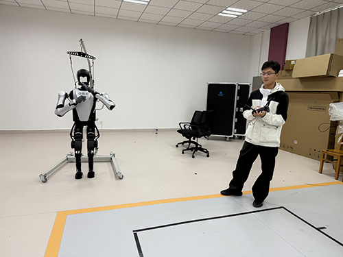 玉溪大專生“玩轉(zhuǎn)”智能機(jī)器人.jpg 玉溪大專生“玩轉(zhuǎn)”智能機(jī)器人.jpg