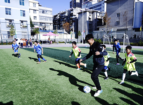 滇超聯(lián)賽玉溪隊(duì)球員走進(jìn)校園.jpg 滇超聯(lián)賽玉溪隊(duì)球員走進(jìn)校園.jpg