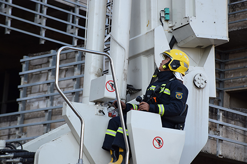 玉溪消防開展高層建筑火災撲救演練1.jpg 玉溪消防開展高層建筑火災撲救演練1.jpg