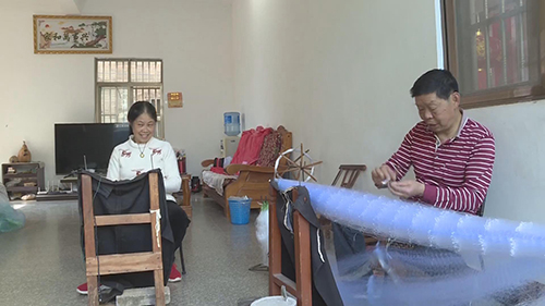 勞務(wù)經(jīng)濟(jì)撐起致富新希望.jpg 勞務(wù)經(jīng)濟(jì)撐起致富新希望.jpg