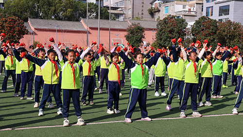 彝族煙盒舞校園“活”起來.jpg 彝族煙盒舞校園“活”起來.jpg