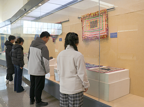 邀你共賞服飾、織錦、刺繡絢麗民族風(fēng).jpg