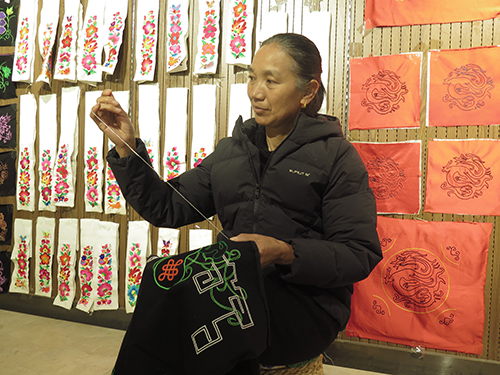 針藏萬物 線繡彝鄉.jpg