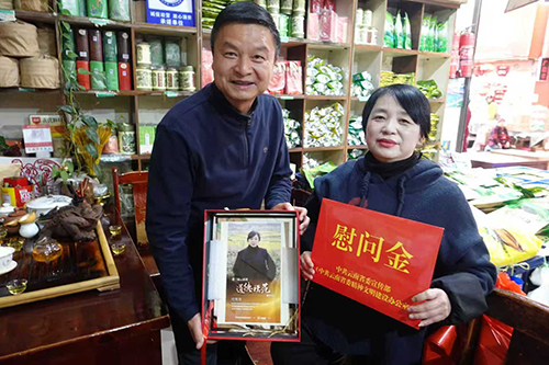 省委文明辦慰問組走訪慰問省級(jí)誠實(shí)守信道德模范可秀萍.jpg 省委文明辦慰問組走訪慰問省級(jí)誠實(shí)守信道德模范可秀萍.jpg