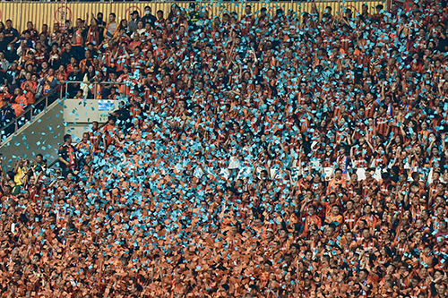 數萬球迷共享周末足球盛宴.jpg 數萬球迷共享周末足球盛宴.jpg