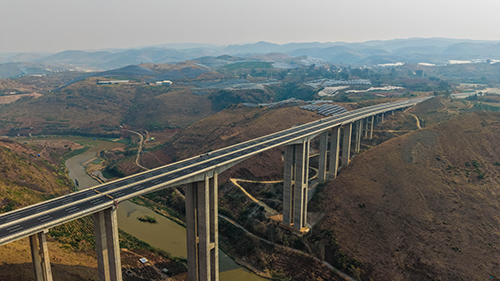 彌玉高速預(yù)計5月底全線通車.jpg 彌玉高速預(yù)計5月底全線通車.jpg